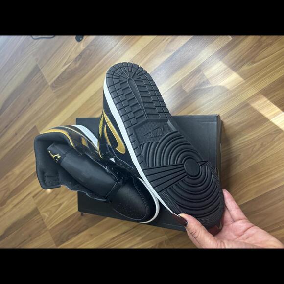 MEN'S AIR JORDAN RETRO 1 MID CASUAL SHOES Size 10 - Picture 4 of 7